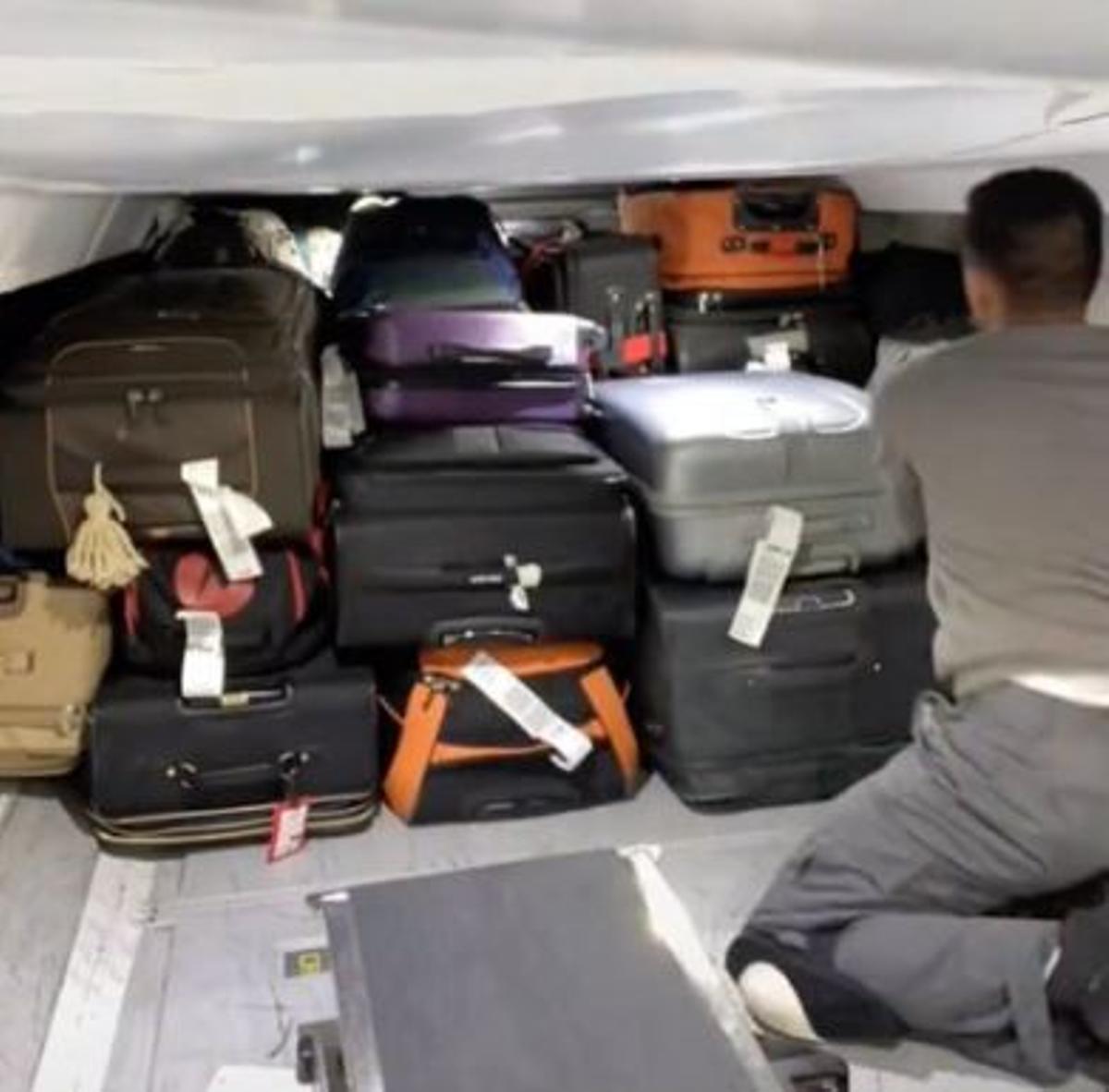 Así se introducen las maletas en la bodega del avión.