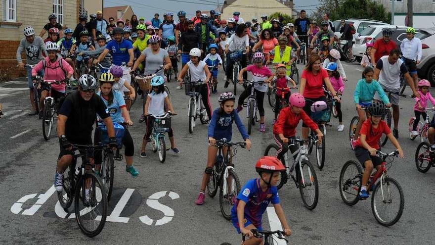 La marcha ciclista reunió a más de doscientas personas. // I. Abella