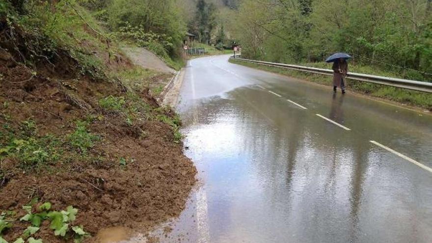 La lluvia provoca un argayo en la carretera  entre Belmonte  y Somiedo