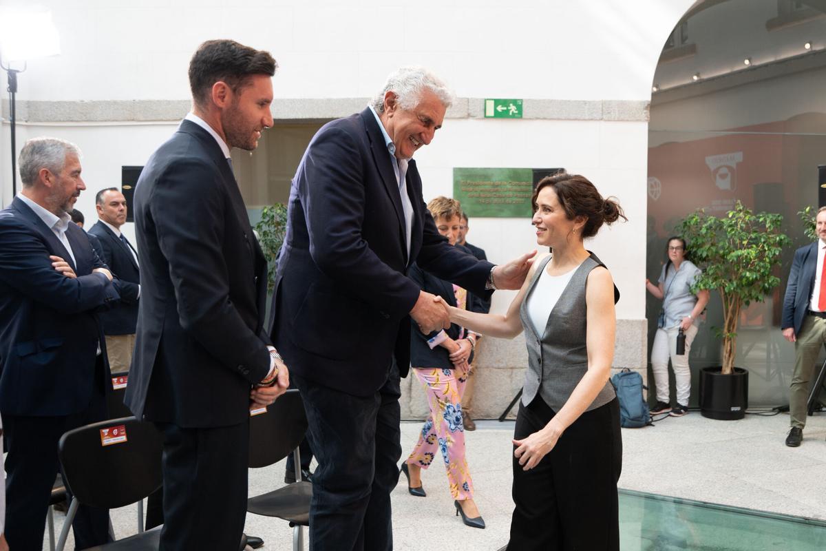 La presidenta de la Comunidad de Madrid, Isabel Díaz Ayuso, con el exjugador de balonceso Fernando Romay.