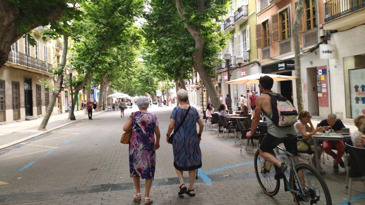 Dos vecinas de avanzada edad pasean por Maqués de Campo