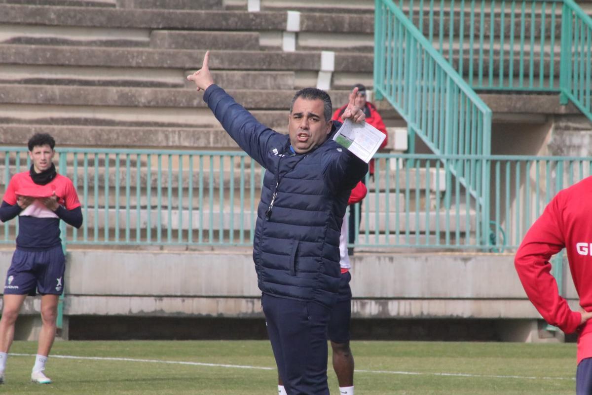 Germán Crespo da instrucciones durante el entrenamiento del Córdoba CF en la Ciudad Deportiva, este miércoles.