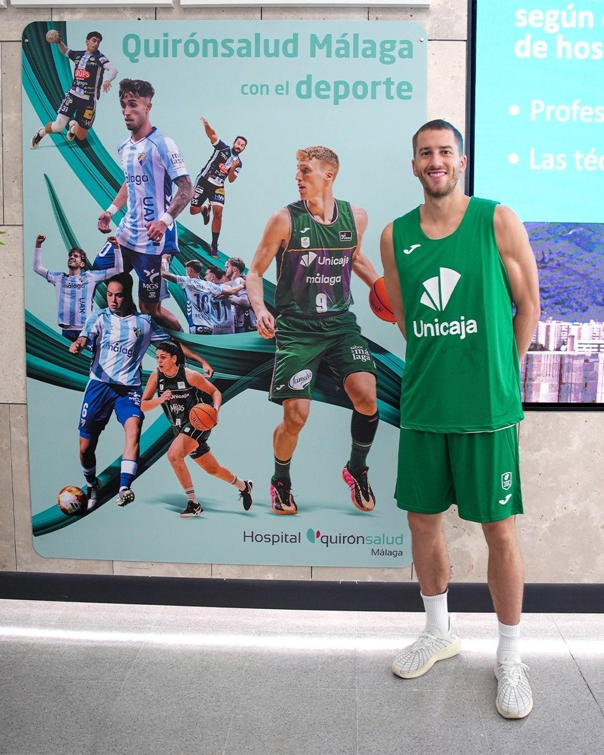 Matt Thmas posa con la camiseta del Unicaja.
