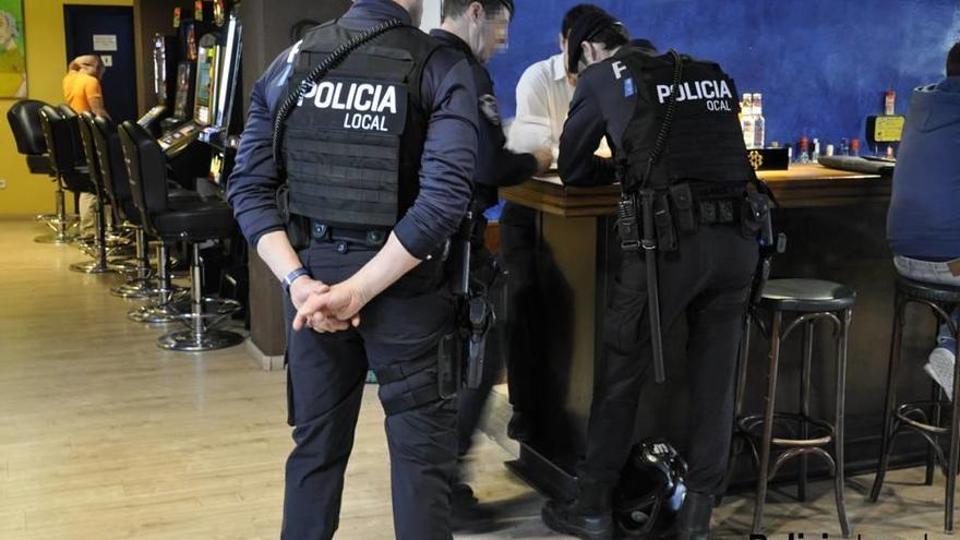 Varios agentes, en uno de los locales inspeccionados.