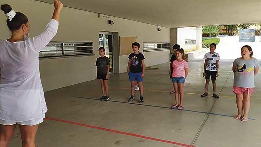 Prácticas de canto en una escuela de verano organizada por la Amipa del colegio.