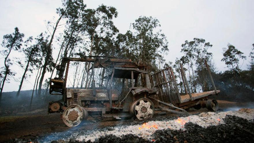 Un tractor calcinado por el fuego en El Franco-Hervedeiras, en Asturias.