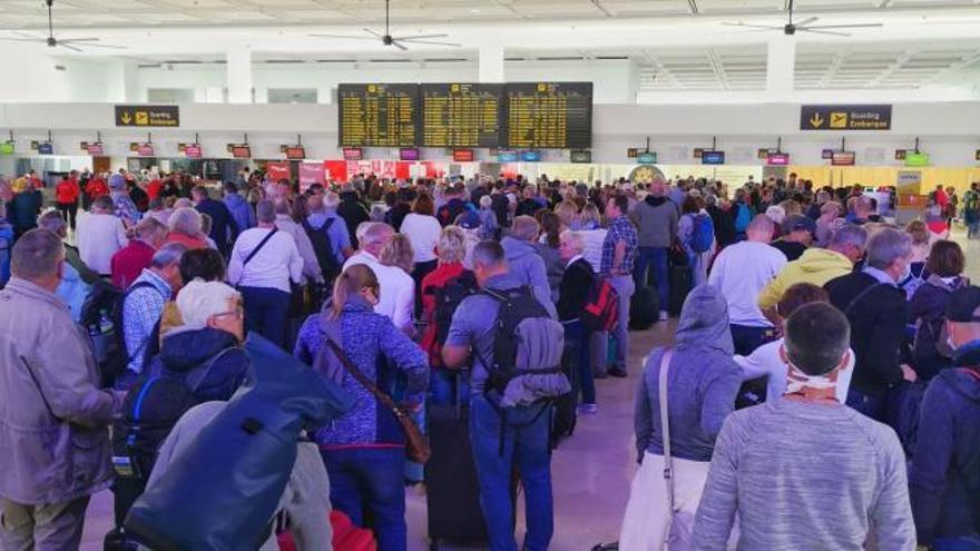 Los asturianos atrapados en Lanzarote ven cerca el regreso