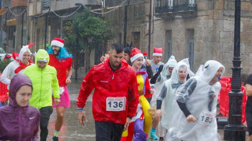 En Cambados entonaron el &quot;running in the rain&quot; para dar la bienvenida al año nuevo
