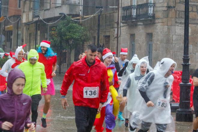 Más de 200 valientes a la carrera hacen posible la recuperación de la San Silvestre de Cambados