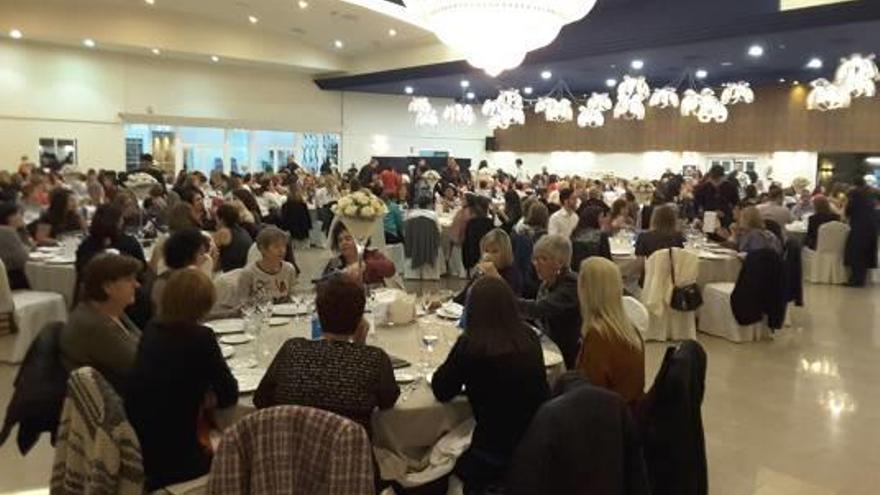 Participantes en la cena con motivo del Día de la Mujer.