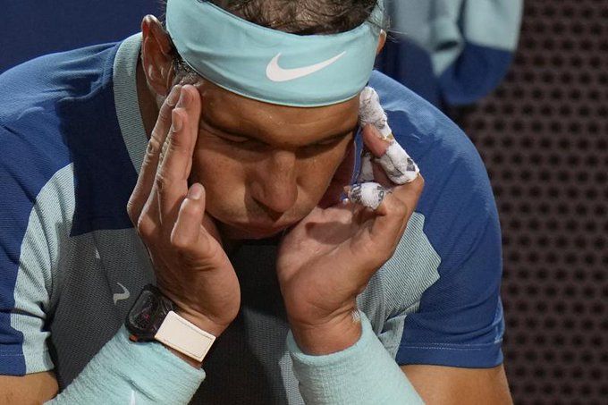 Nadal se desespera, sentado en un descanso ante Shapovalov.