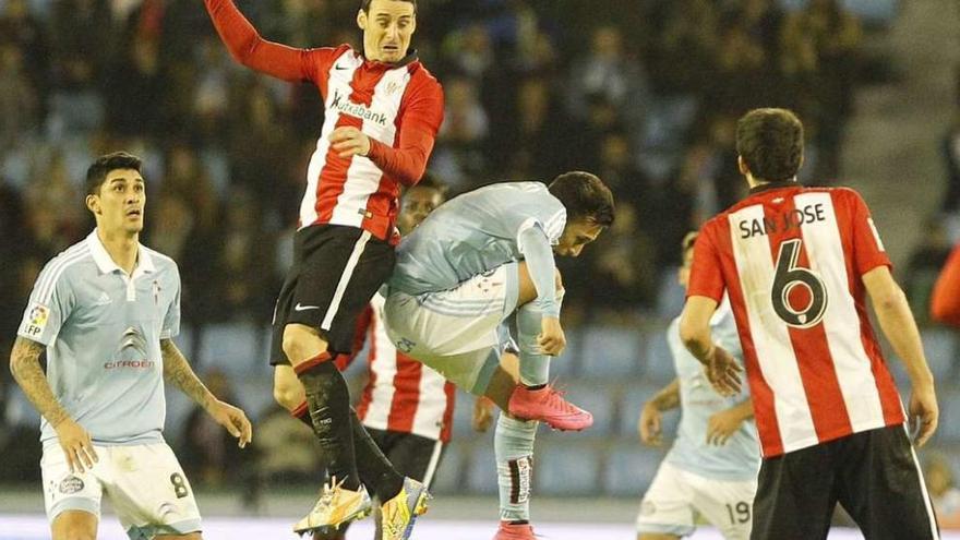 Aritz Aduriz gana un balón por alto a Orellana en presencia de Pablo Hernández y San José, anoche en Balaídos. // José Lores