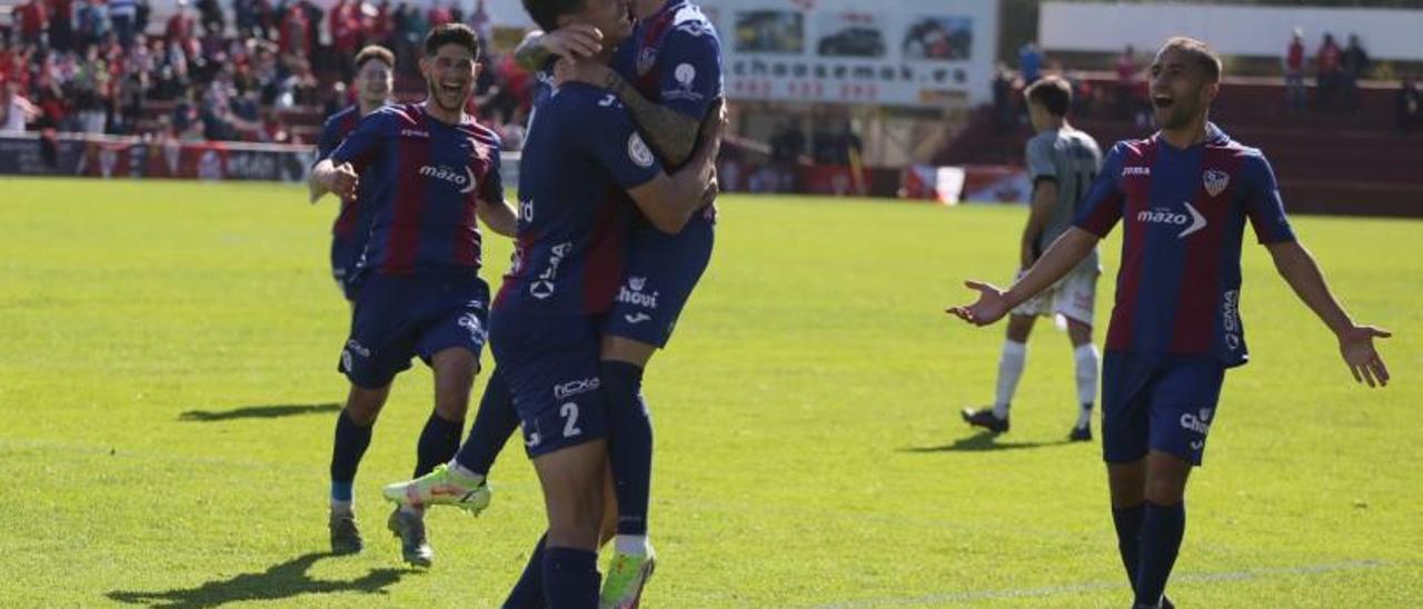 Los jugadores del Alzira celebran un gol. | JOSÉ GÓMEZ