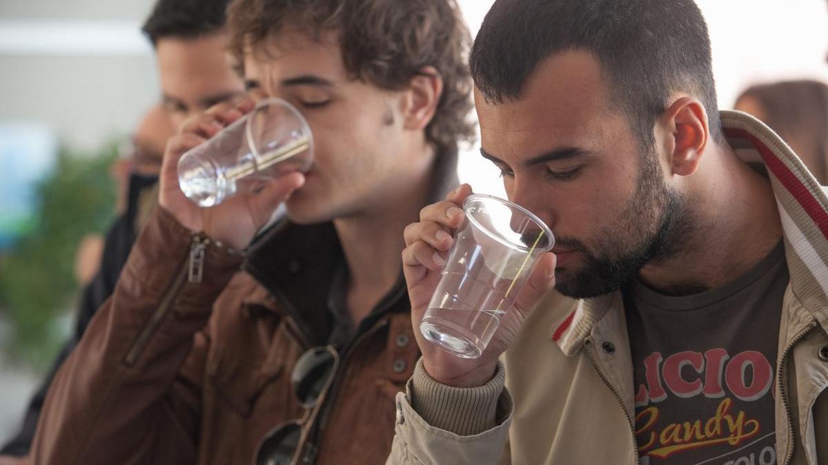 Jóvenes prueban agua en una cata en la Universidad de Alicante