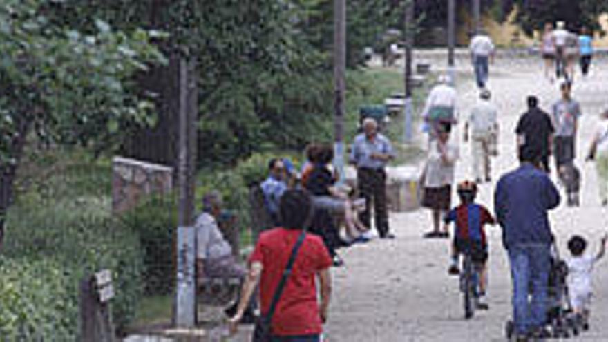 Paseo central del bosque de Valorio, concurrido ayer por numerosos transeúntes.