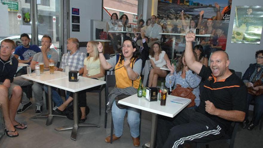 El Gran Canaria acaba de reducir las diferencias gracias a un triple de Jim Moran. El partido fue a más y el ambiente no se quedó atrás. i QUESADA