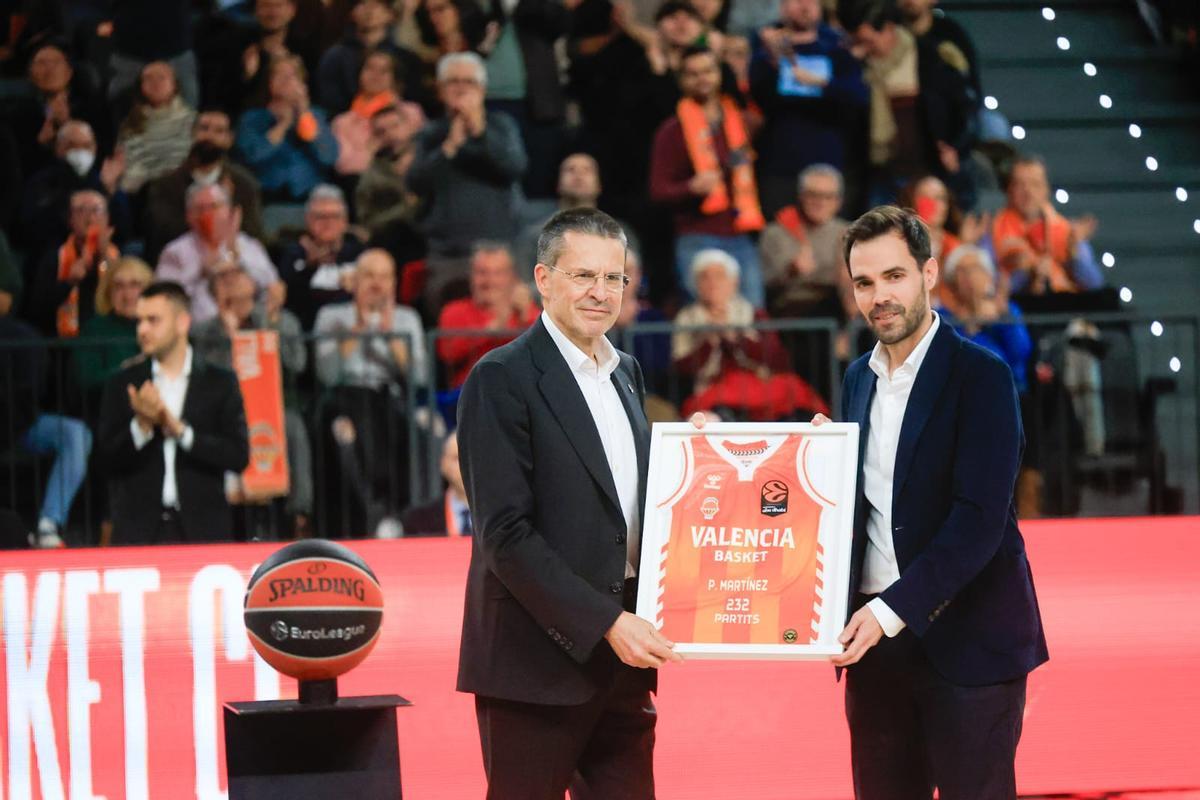 Pedro Martínez recibe de Enric Carbonell la camiseta conmemorativa de su récor de partidos.