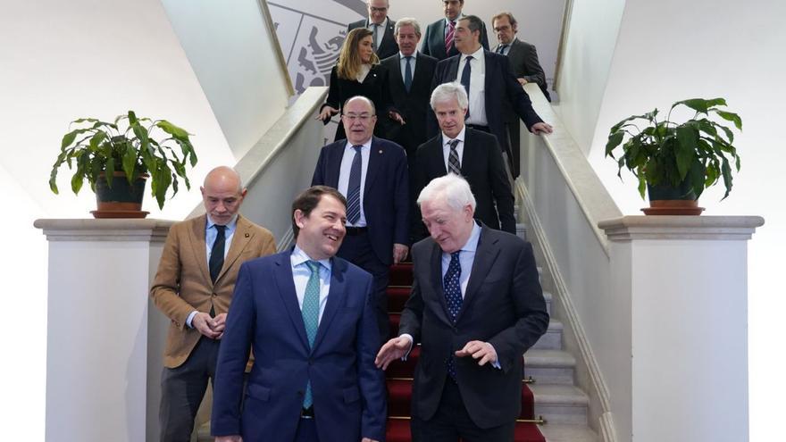 El presidente Mañueco junto al presidente del Consejo de Cámaras de Castilla y León, Antonio Méndez Pozo, durante el encuentro de ayer en Valladolid. | Rubén Cacho - Ical