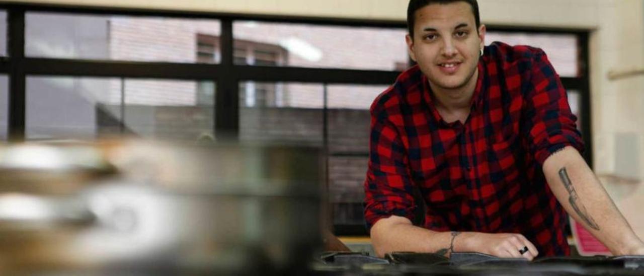 Adrián Rubio, en la cocina de la Escuela de Hostelería de Gijón.