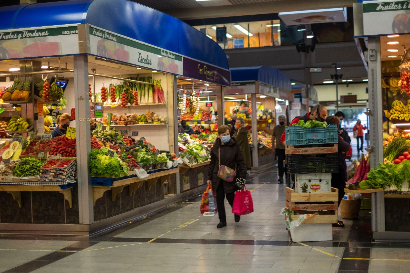 Sábado de compras en el Mercat de l'Olivar de Palma