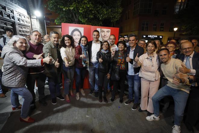 El candidato socialista a la presidencia de la Comunidad de Madrid, Juan Lobato (c-d), y la candidata socialista a la Alcaldía de Madrid, Reyes Maroto (c-i), participan en la tradicional pegada de carteles.