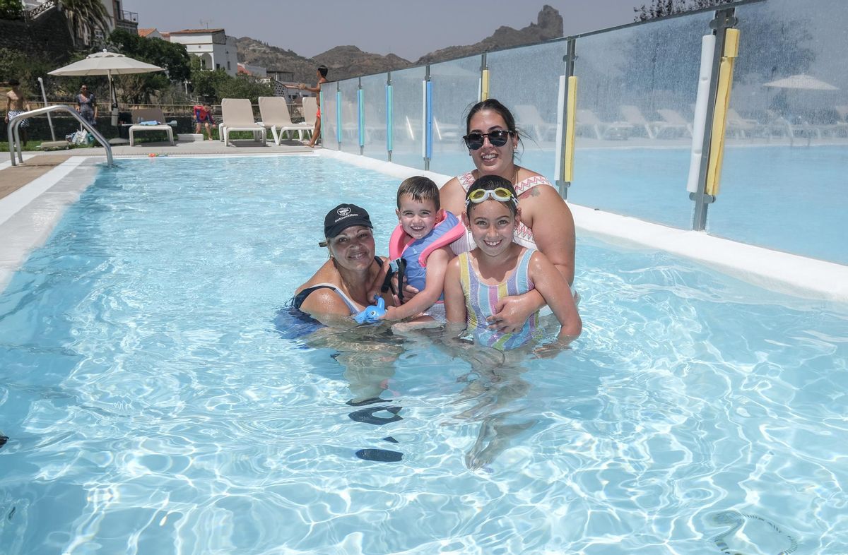Fabiola, Adriana y Pablo en el interior de la piscina