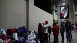 Personas en situación de calle en Buenos Aires se refugian del frío en el estadio de River Plate.