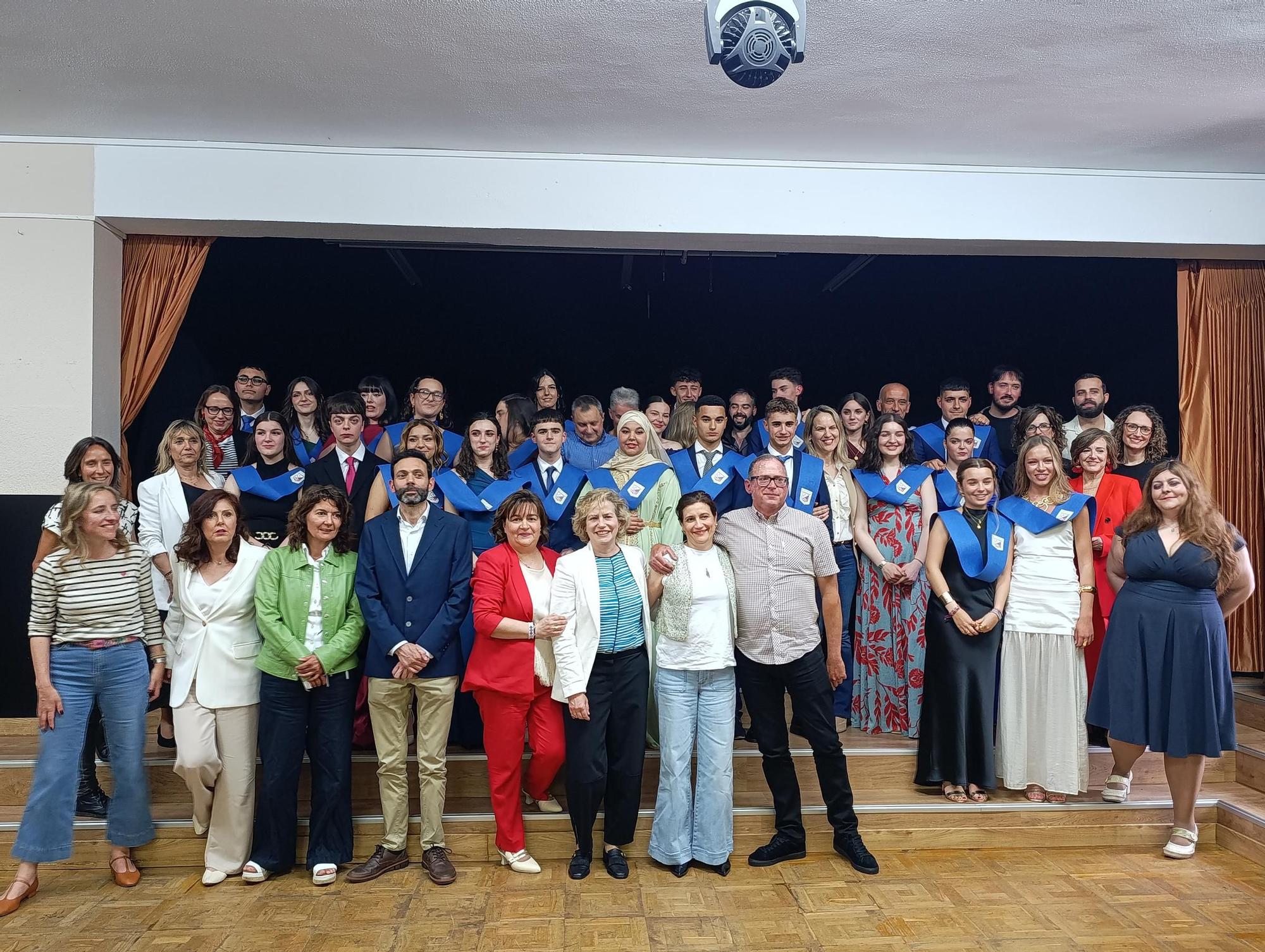 Diplomas y música en la Graduación del Ramón Areces de Grado