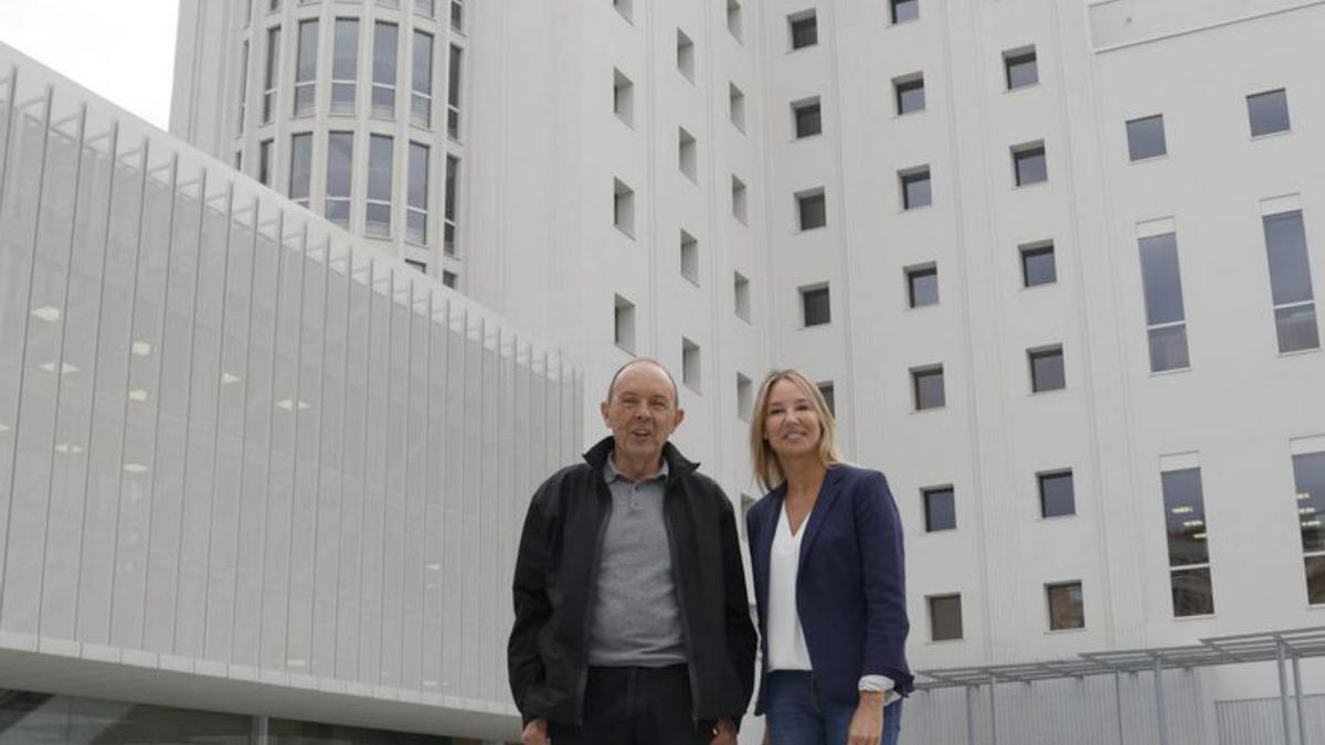 El arquitecto del edificio y la delegada de la Xunta en Vigo, ante la Ciudad de la Justicia. / Alba Villar