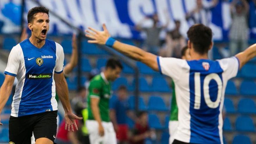 Álex Muñoz celebra su gol de cabeza ante el Toledo delante de Javi Flores