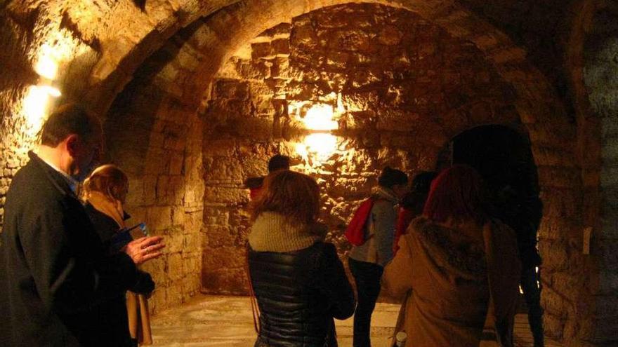 Visitantes recorren una de las naves de la bodega subterránea del Ayuntamiento de Toro