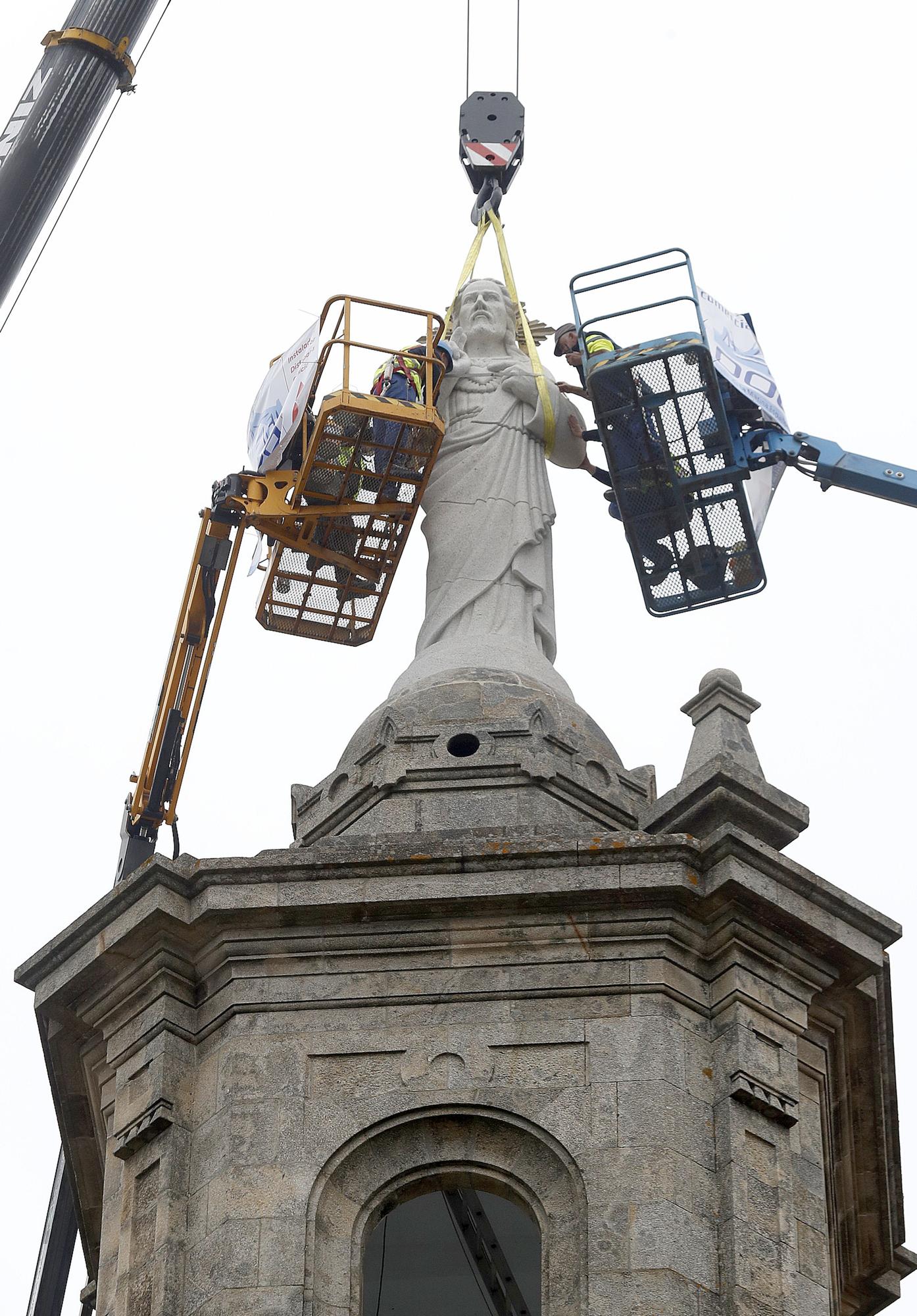 Así fue la instalación del Cristo en A Guía