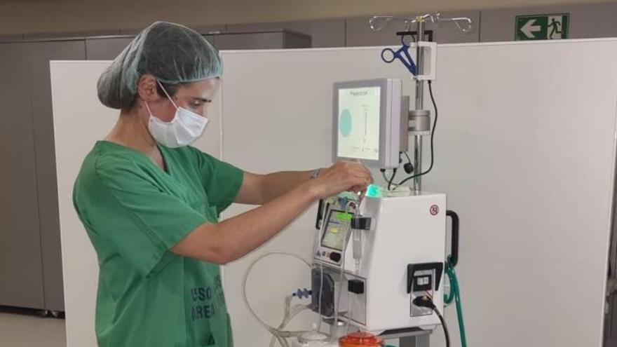 Personal quirúrgico manipula el equipo de perfusión para hígados que acaba de incorporar el Chuac | . // L.O.