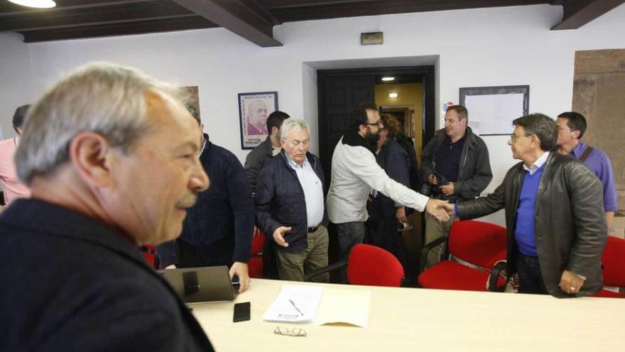 Wenceslao López, en primer término, durante la primera reunión entre el PSOE, Somos e IU.