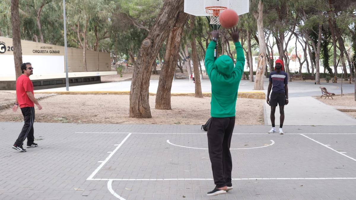 Senegaleses alojados en el hotel practican deporte una pista del parque Reina Sofía