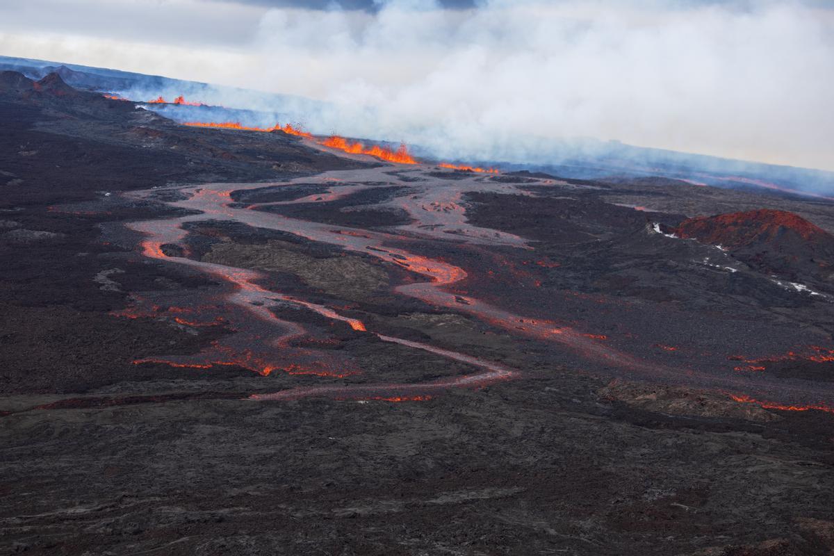 El volcán Mauna Loa (Hawái) entra en erupción por primera vez en 40 años