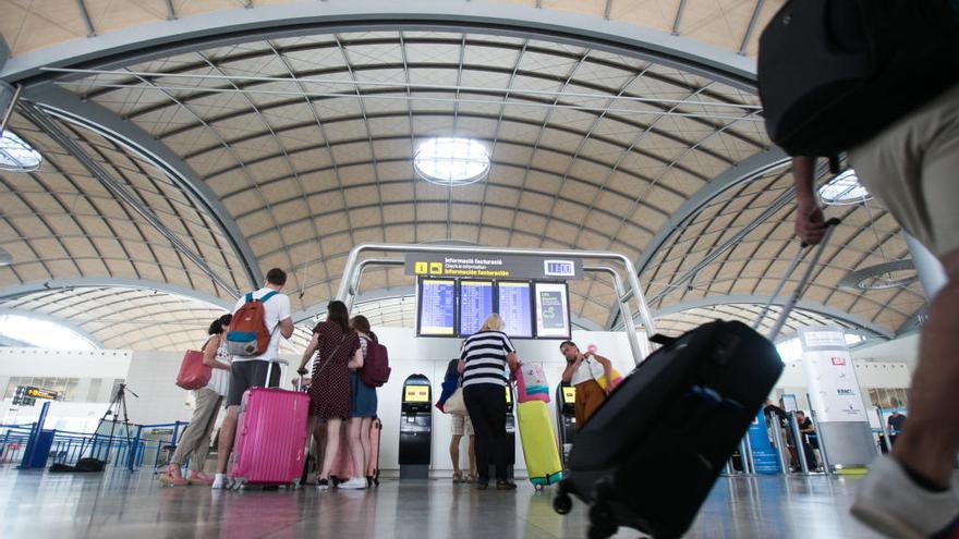 Condenan a Ryanair por cobrar por el transporte de la maleta en la cabina  del avión