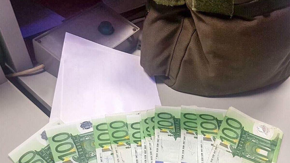 Un ciudadano encuentra una mochila con 1.000 euros y la entrega a la policía