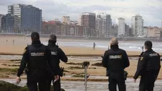 Un gijonés con un detector de metales localiza un proyectil de la Guerra Civil en plena playa de San Lorenzo