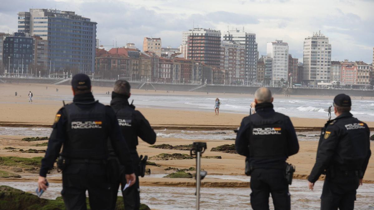 VÍDEO: Encuentran un obus en la playa de San Lorenzo de Gijón