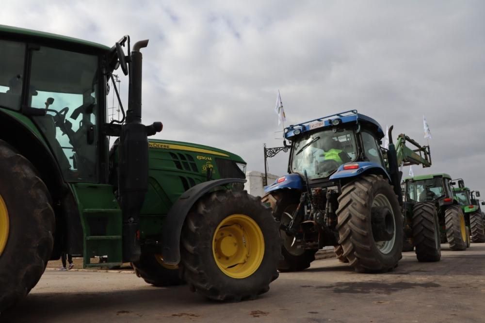 Tractorada de los agricultores y ganaderos malagueños contra los precios bajos que impone la industria.