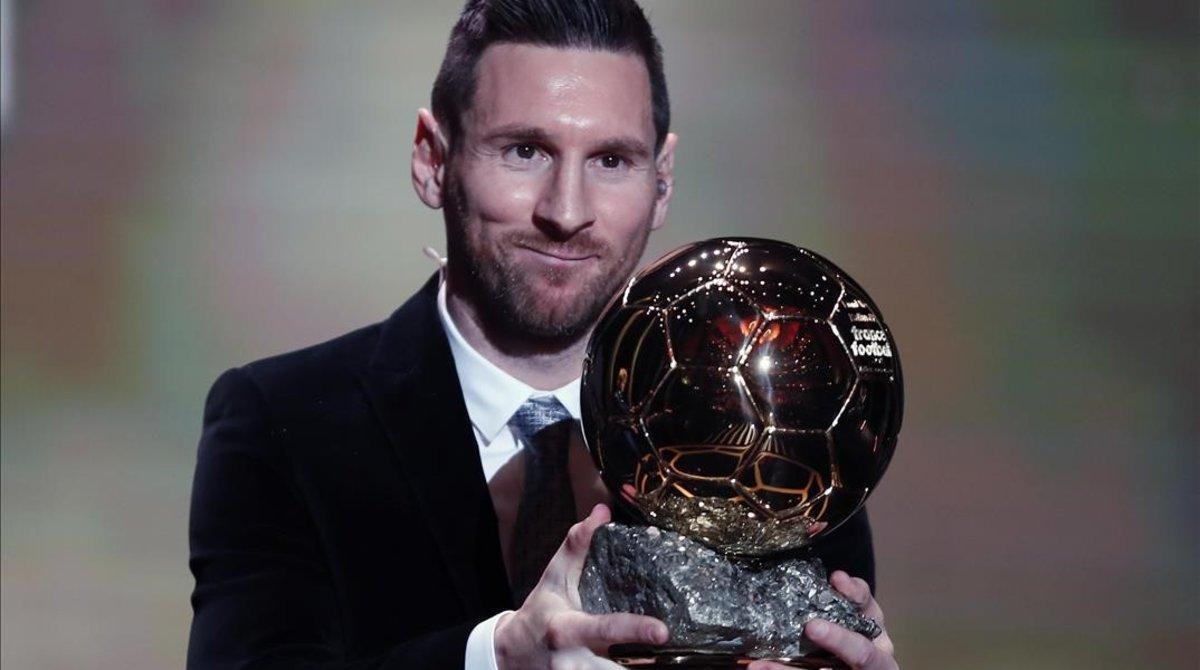 jdomenech51187355 barcelona s soccer player lionel messi holds the trophy of t191202220215