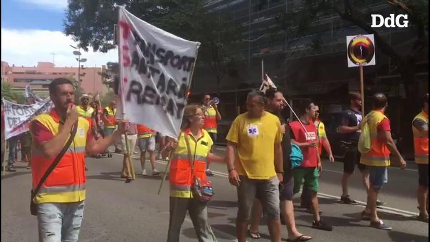 Manifestació dels treballadors de les ambulàncies al centre de Girona