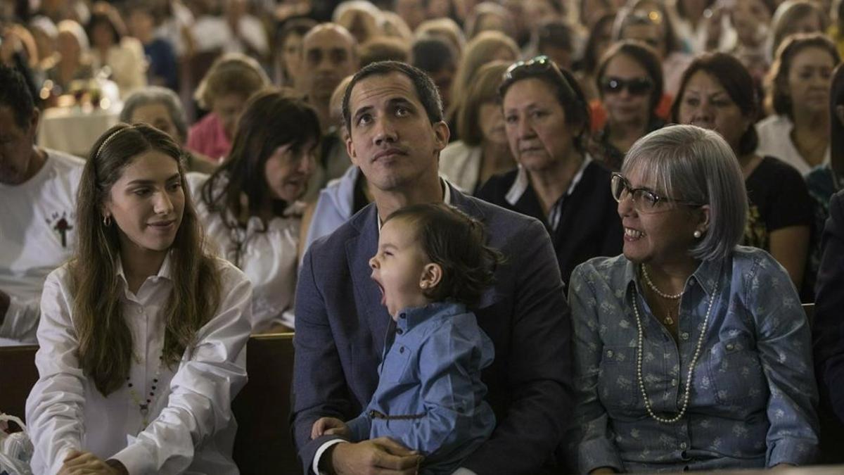 El autoproclamado presidente interino de Venezuela, Juan Guaidó, asiste a una misa junto a su esposa, Fabiana Rosales, y a su hija Miranda en una iglesia en Caracas.