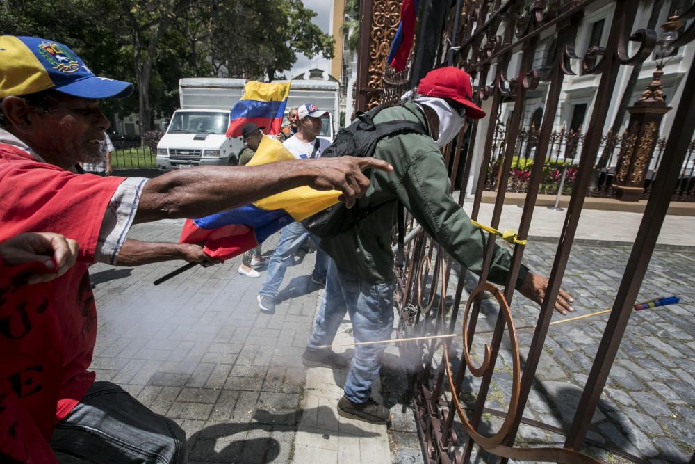 Las imágenes del asalto al Parlamento en Venezuela
