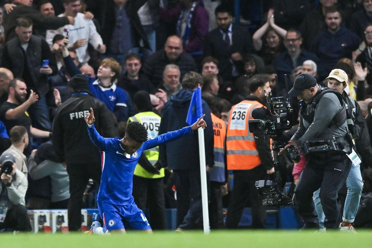LONDON (United Kingdom), 04/10/2025.- Estevao of Chelsea celebrates scoring the winning goal during the English Premier League match between Chelsea FC and Liverpool FC, in London, Britain, 04 October 2025. (Reino Unido, Londres) EFE/EPA/VINCE MIGNOTT EDITORIAL USE ONLY. No use with unauthorized audio, video, data, fixture lists, club/league logos, 'live' services or NFTs. Online in-match use limited to 120 images, no video emulation. No use in betting, games or single club/league/player publications. EDITORIAL USE ONLY. No use with unauthorized audio, video, data, fixture lists, club/league logos, 'live' services or NFTs. Online in-match use limited to 120 images, no video emulation. No use in betting, games or single club/league/player publications