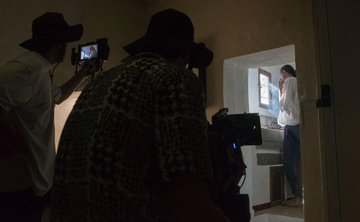 Gonzalo Hergueta, de espaldas, graba unos planos de Miguel Adrover ante un espejo.