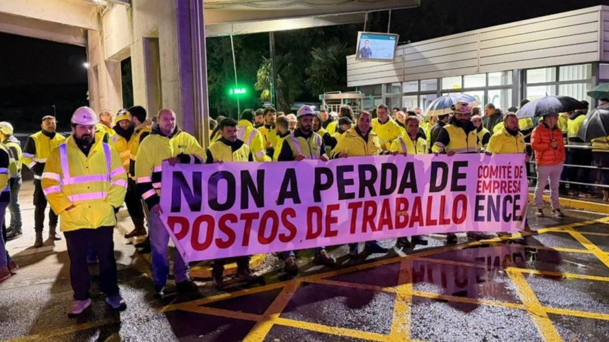 Trabajadores de Ence, durante la tercera jornada de huelga.