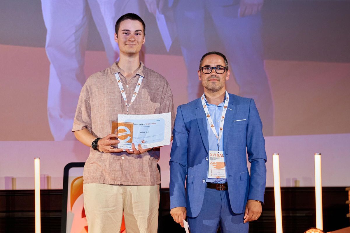 A la izquierda, Adrián Díez, estudiante de la Escuela Superior de Arte del Principado de Asturias, tras recibir su premio Accésit.