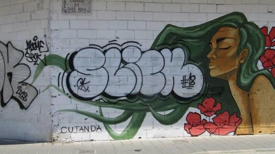 Polémica por la aparición de unos grafitis tapando unos murales urbanos en Benicarló